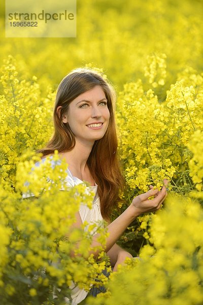 Junge Frau im Rapsfeld  Bayern  Deutschland  Europa