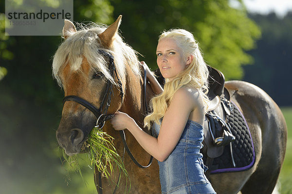 Junge Frau mit einem Haflinger  Oberpfalz  Bayern  Deutschland  Europa