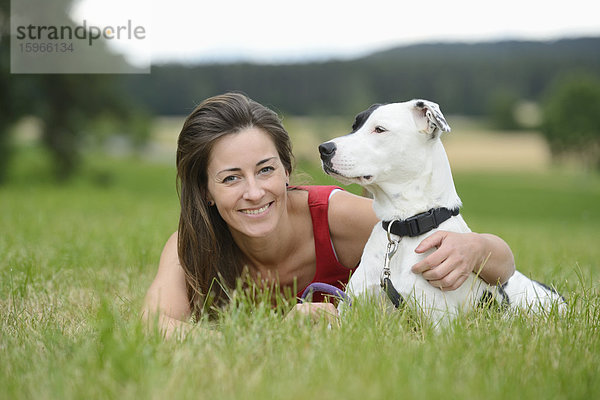 Frau mit einem Hund auf einer Wiese  Bayern  Deutschland  Europa