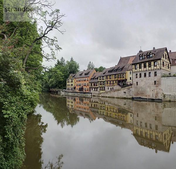 Fachwerkhäuser am Ufer der Rednitz in Stein  Franken  Bayern  Deutschland