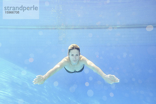 Frau schwimmt unter Wasser  Franken  Bayern  Deutschland  Europa