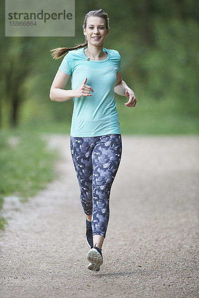 Junge Frau macht Fitnesstraining  Bayern  Deutschland  Europa