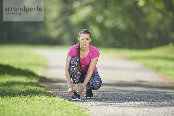 Junge Frau macht Fitnesstraining  Bayern  Deutschland  Europa