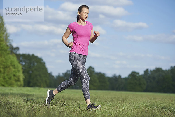 Junge Frau macht Fitnesstraining  Bayern  Deutschland  Europa