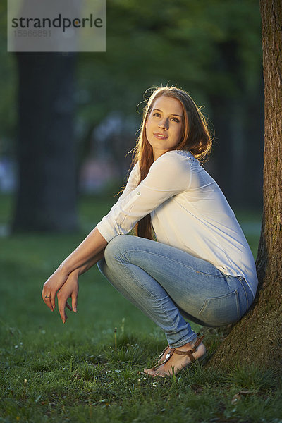 Junge Frau im Park  Bayern  Deutschland  Europa