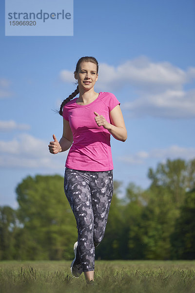 Junge Frau macht Fitnesstraining  Bayern  Deutschland  Europa