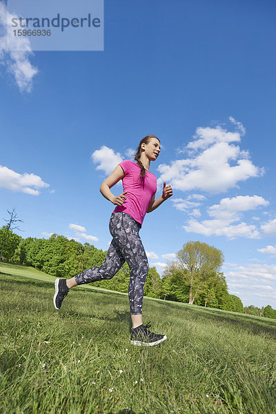 Junge Frau macht Fitnesstraining  Bayern  Deutschland  Europa