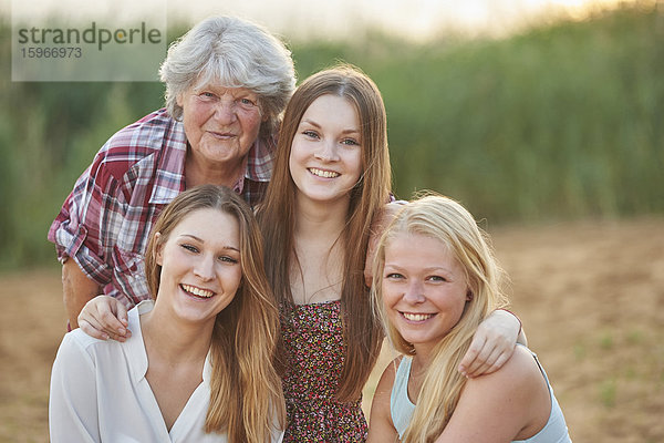 Großmutter und drei Enkelinnen  Bayern  Deutschland  Europa