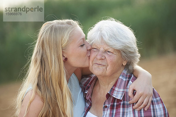Enkelin küsst Großmutter  Bayern  Deutschland  Europa