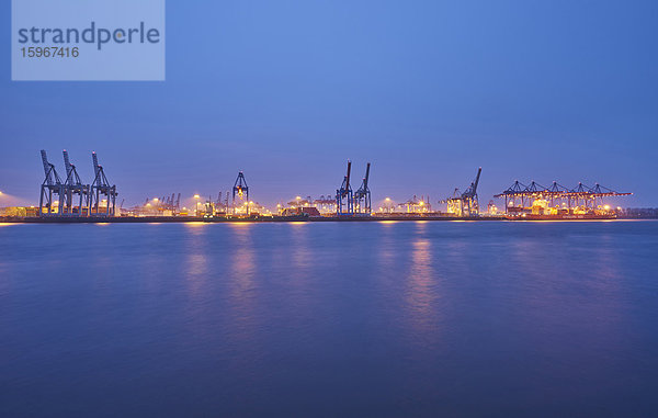 Hamburger Hafen bei Nacht  Hamburg  Deutschland  Europa