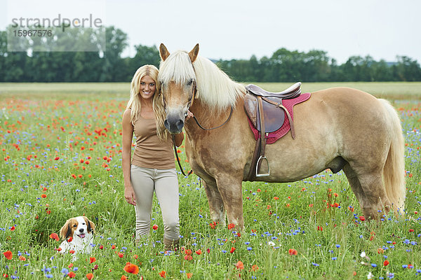 Junge Frau mit Pferd und Hund  Bayern  Deutschland  Europa