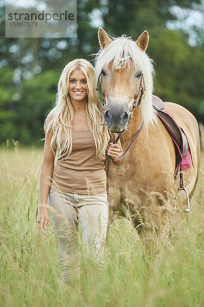 Junge Frau mit Pferd  Bayern  Deutschland  Europa