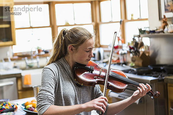 13-jähriges Mädchen spielt zu Hause Geige