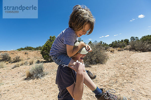 14-jähriges Mädchen reitet den jüngeren Bruder Huckepack  Galisteo Basin  NM.
