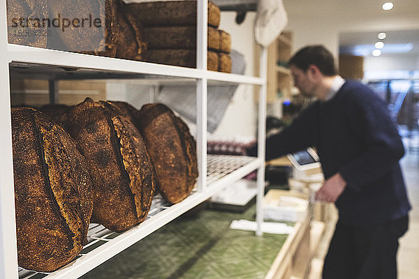 Handwerkliche Bäckerei zur Herstellung von speziellem Sauerteigbrot  Regale mit gekochten Broten.