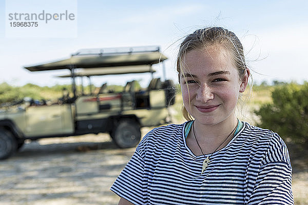 Lächelndes zwölfjähriges Mädchen  Moremi-Reservat  Botswana