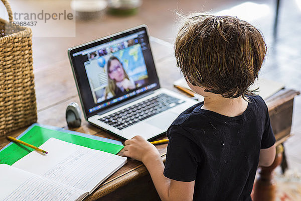 6-jähriger Junge  der eine Fernschulung mit seinem Lehrer hat