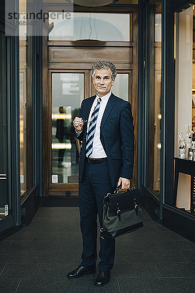 Porträt eines Geschäftsmannes mit Tasche in einem Geschäft in der Stadt
