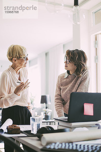 Zwei Frauen führen eine Diskussion bei der Heimarbeit