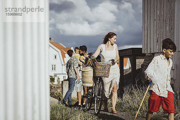 Familie in den Sommerferien auf dem Weg zum Archipel