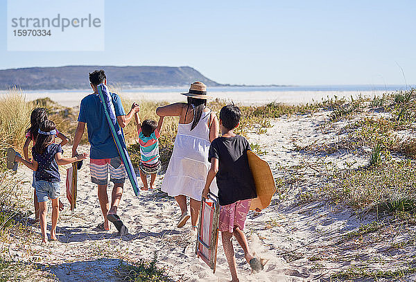 Familienspaziergang am sonnigen Strandweg  Kapstadt  Südafrika