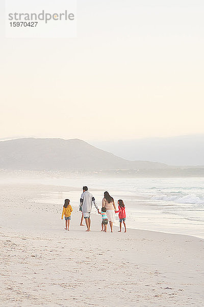 Familienspaziergang am Meeresstrand  Kapstadt  Südafrika