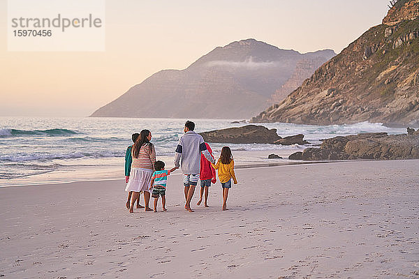 Familienspaziergang am Meeresstrand  Kapstadt  Südafrika