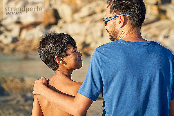 Liebender Vater und Sohn am sonnigen Strand
