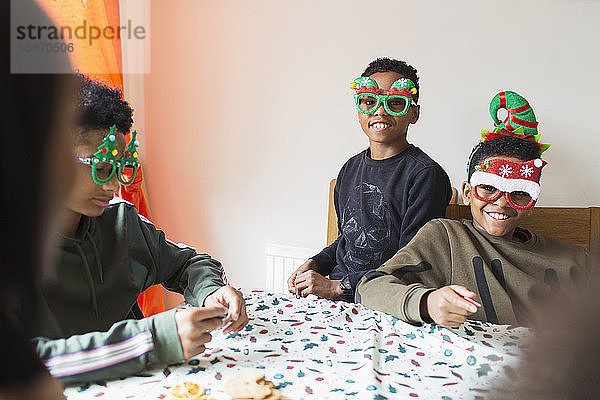 Porträt festliche Brüder mit Weihnachtsbrille