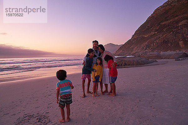 Glückliche Familie am Meeresstrand bei Sonnenuntergang  Kapstadt  Südafrika