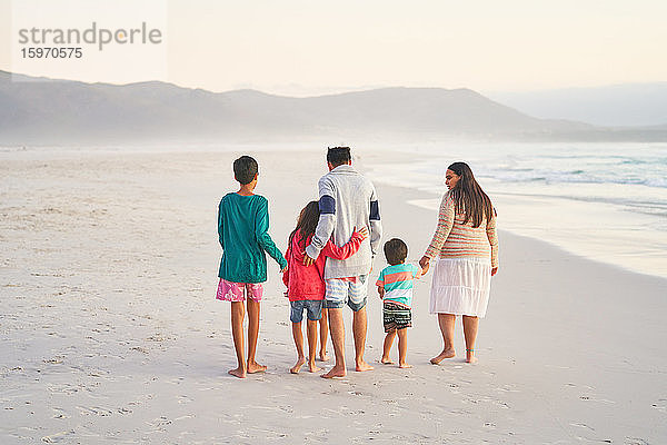 Liebevolle Familie beim Spaziergang am Strand des Ozeans  Kapstadt  Südafrika