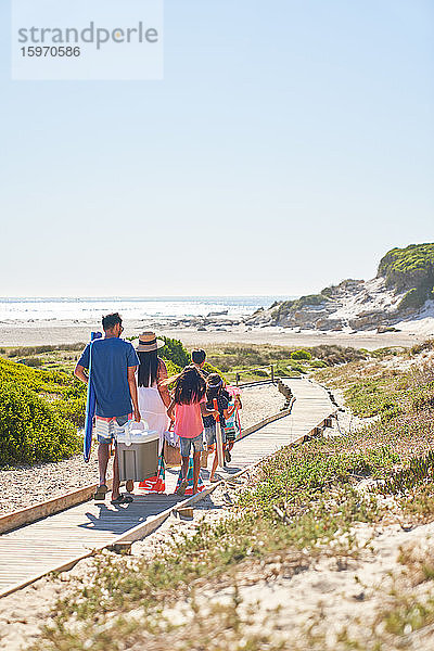 Familienspaziergang an sonniger Strandpromenade  Kapstadt  Südafrika