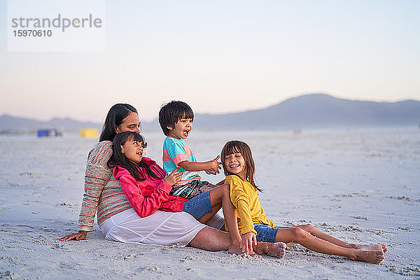 Glückliche Familie entspannt am Strand