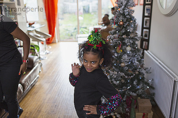 Porträt freches Mädchen mit Hut am Weihnachtsbaum