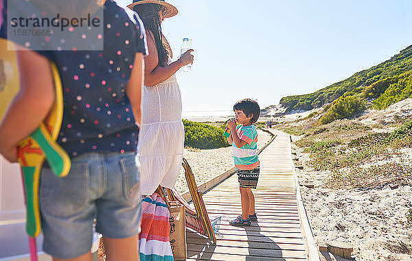 Trinkwasser für Familien an sonniger Strandpromenade