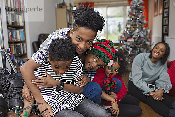 Porträt glückliche Brüder  die sich im Weihnachtswohnzimmer umarmen