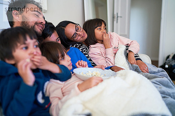 Liebevolle Familie entspannt sich und schaut Film