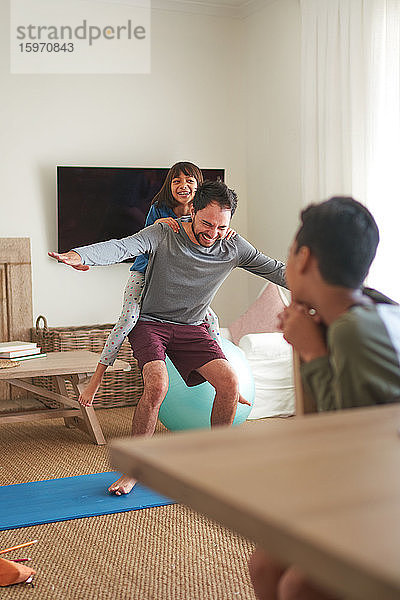 Spielerische Vater-Tochter-Übungen im Wohnzimmer