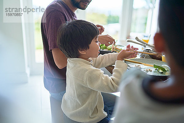 Familie beim Mittagessen am Tisch