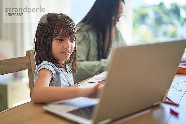 Heimunterricht für Mädchen am Laptop