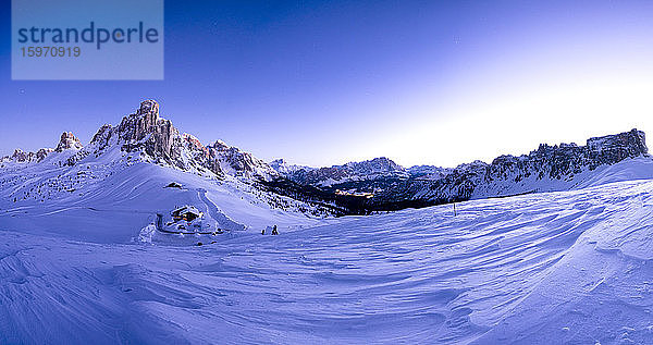 Pano des schneebedeckten Ra Gusela  Cortina d'Ampezzo  Monte Cristallo und Lastoi De Formin in der Abenddämmerung  Giau-Pass  Dolomiten  Venetien  Italien  Europa