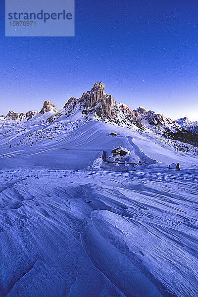 Sternenhimmel in der Dämmerung auf dem von Neuschnee umgebenen Berg Ra Gusela  Giau-Pass  Dolomiten  Provinz Belluno  Venetien  Italien  Europa