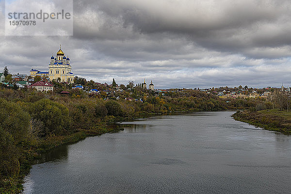 Jelez-Kathedrale mit Blick auf den Fluss Bystraya Sosna  Jelez  Gebiet Lipezk  Russland  Eurasien