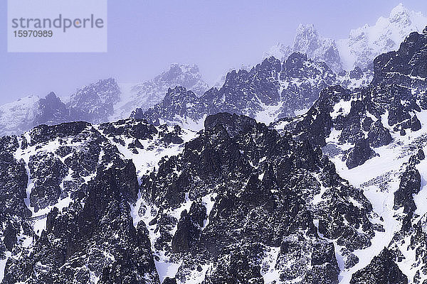 Ein felsiger  schneebedeckter Berg im Denali-Nationalpark  Alaska  Vereinigte Staaten von Amerika  Nordamerika