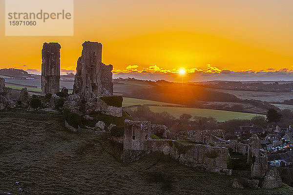 Schloss Corfe bei Sonnenaufgang  Dorset  England  Vereinigtes Königreich  Europa