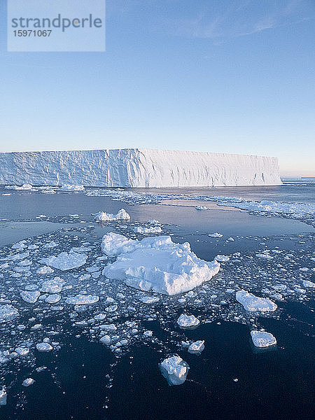 Meereis  tafelförmige Eisberge und Blatteis in Erebus und Terrorgolf  Weddellmeer  Antarktis  Polarregionen