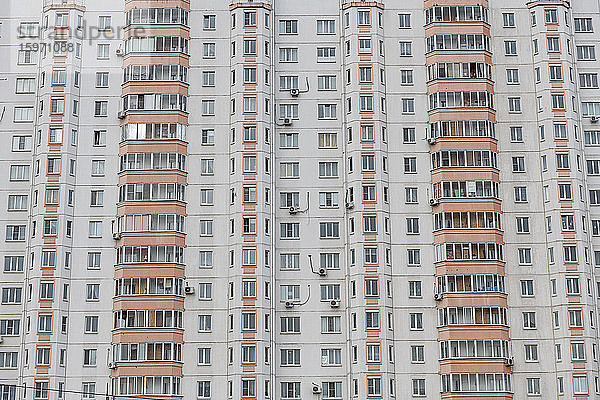 Nahaufnahme eines riesigen Wohnkomplexes an einer langen Promenade in Kursk  Gebiet Kursk  Russland  Eurasien