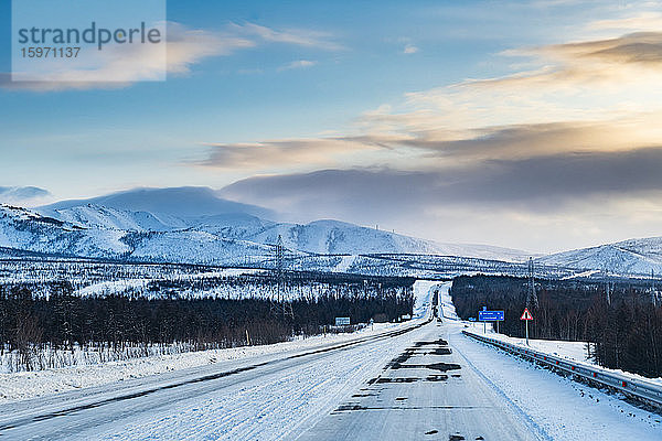 Schneebedeckte Berge entlang der Straße der Knochen  Oblast Magadan  Russland  Eurasien