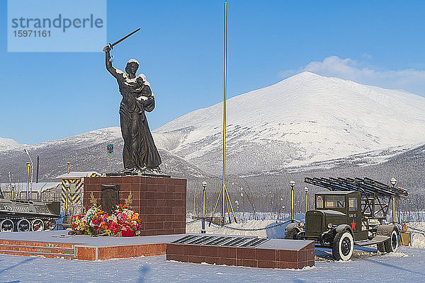 Denkmal des Zweiten Weltkriegs in Ust-Nera  Straße der Knochen  Republik Sacha (Jakutien)  Russland  Eurasien