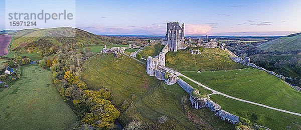 Ansicht der Drohne von Schloss Corfe  Dorset  England  Vereinigtes Königreich  Europa